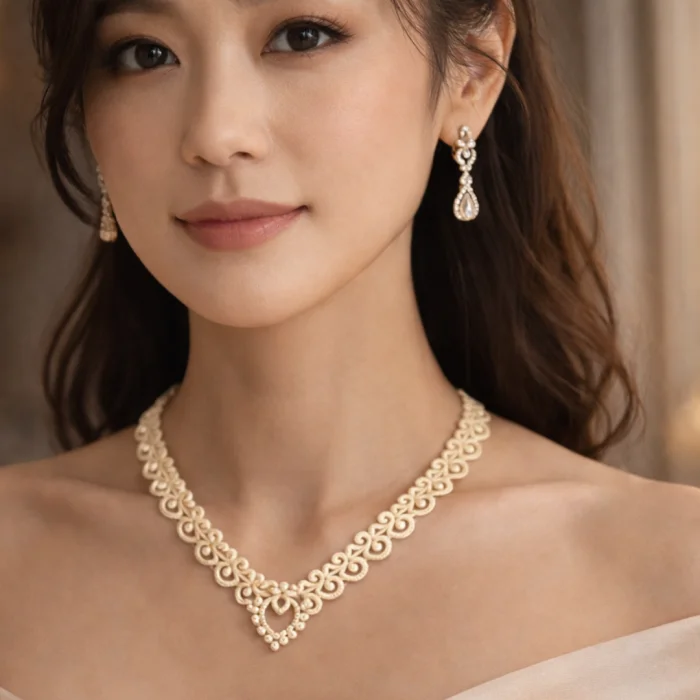 Collier en dentelle délicate avec perles élégantes